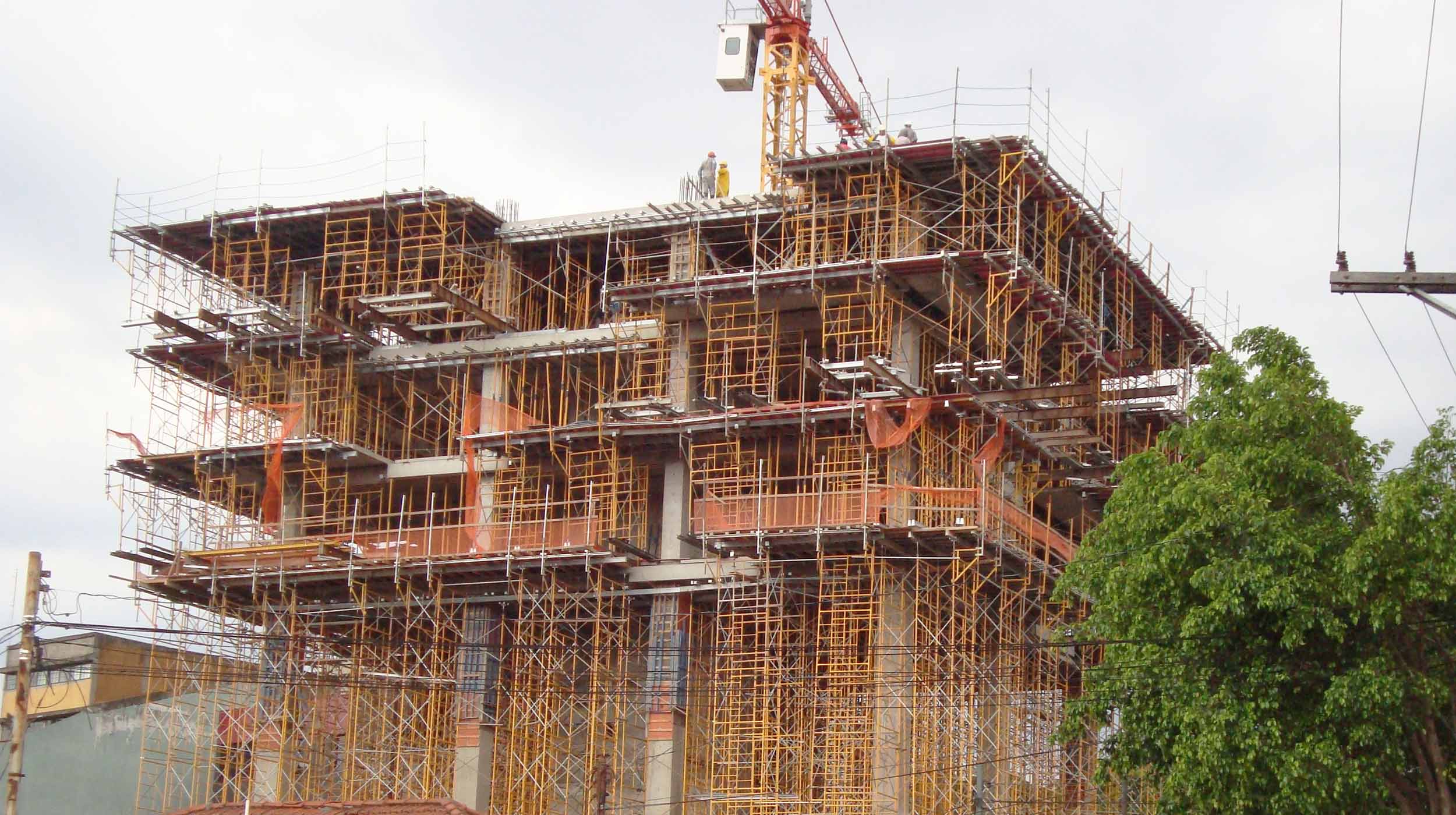 Canteiro de obras residencial com construção em andamento